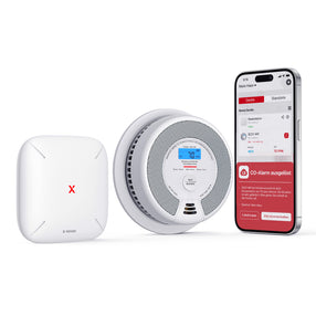 ein X-Sense SC07-MR Ko- und Rauchmelder, eine SBS50-Basisstation und ein Telefon mit der Home Security App-Oberfläche