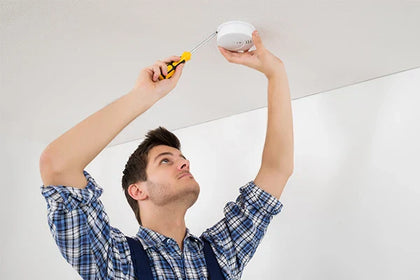 Rauchmelder piept, Batterie nicht wechselbar – was tun?