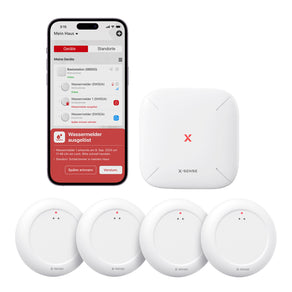 Ein X-Sense SWS0A41 Set, bestehend aus 4 SWS0A Wassersensoren und 1 SBS50 Basisstation, mit einem Smartphone, auf dem die Home Security App geöffnet ist.