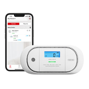 Ein X-Sense XC01-M Melder für Kohlenmonoxid und ein Smartphone, das die Home Security App öffnet