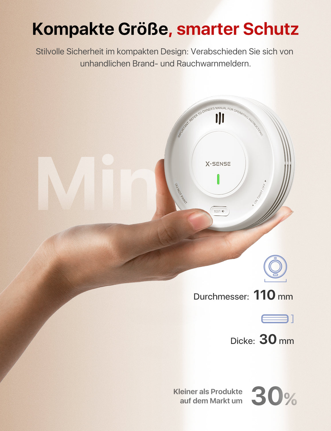 Eine Hand hält problemlos einen vernetzten Rauchmelder X-Sense XS0D-MR