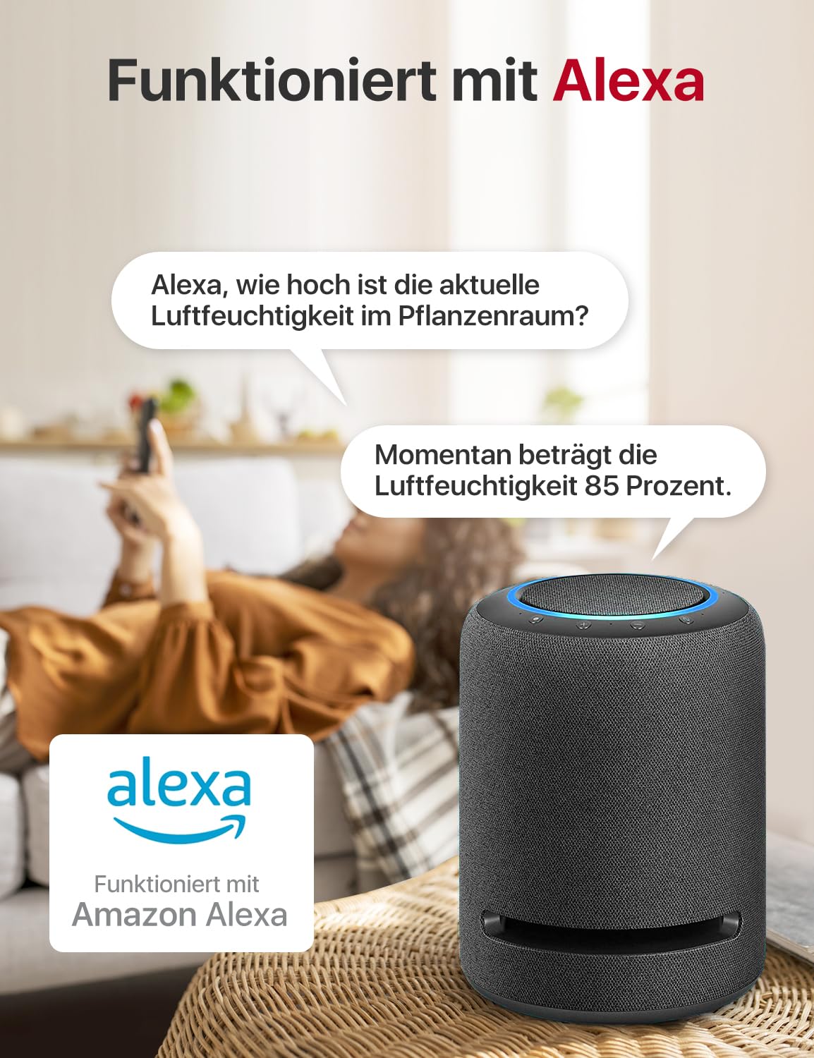 Eine Person liegt auf dem Sofa und fragt Alexa nach der Luftfeuchtigkeit im Pflanzenzimmer.