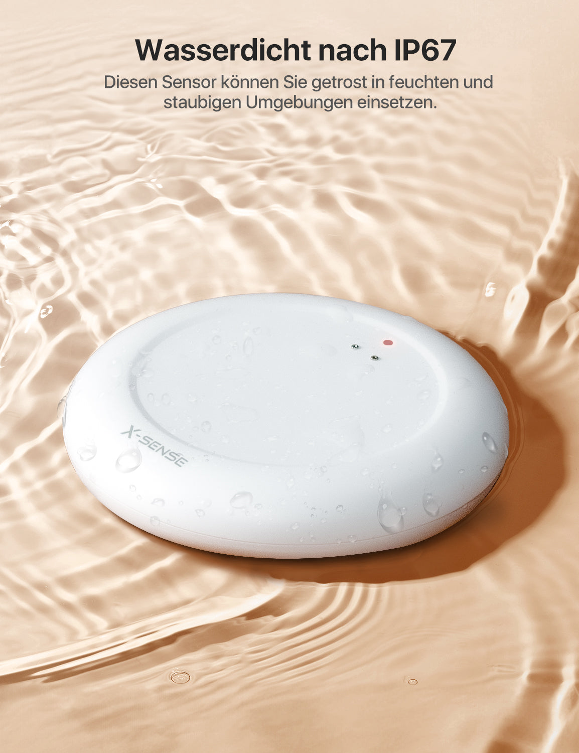 Ein X-Sense SWS0A Abfallspeichersensor, der in Wasser platziert ist.