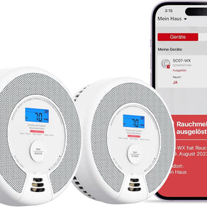 Zwei X-Sense SC07-WX Rauchmelder mit Kohlenmonoxidmelder und ein Smartphone mit der Home Security App.
