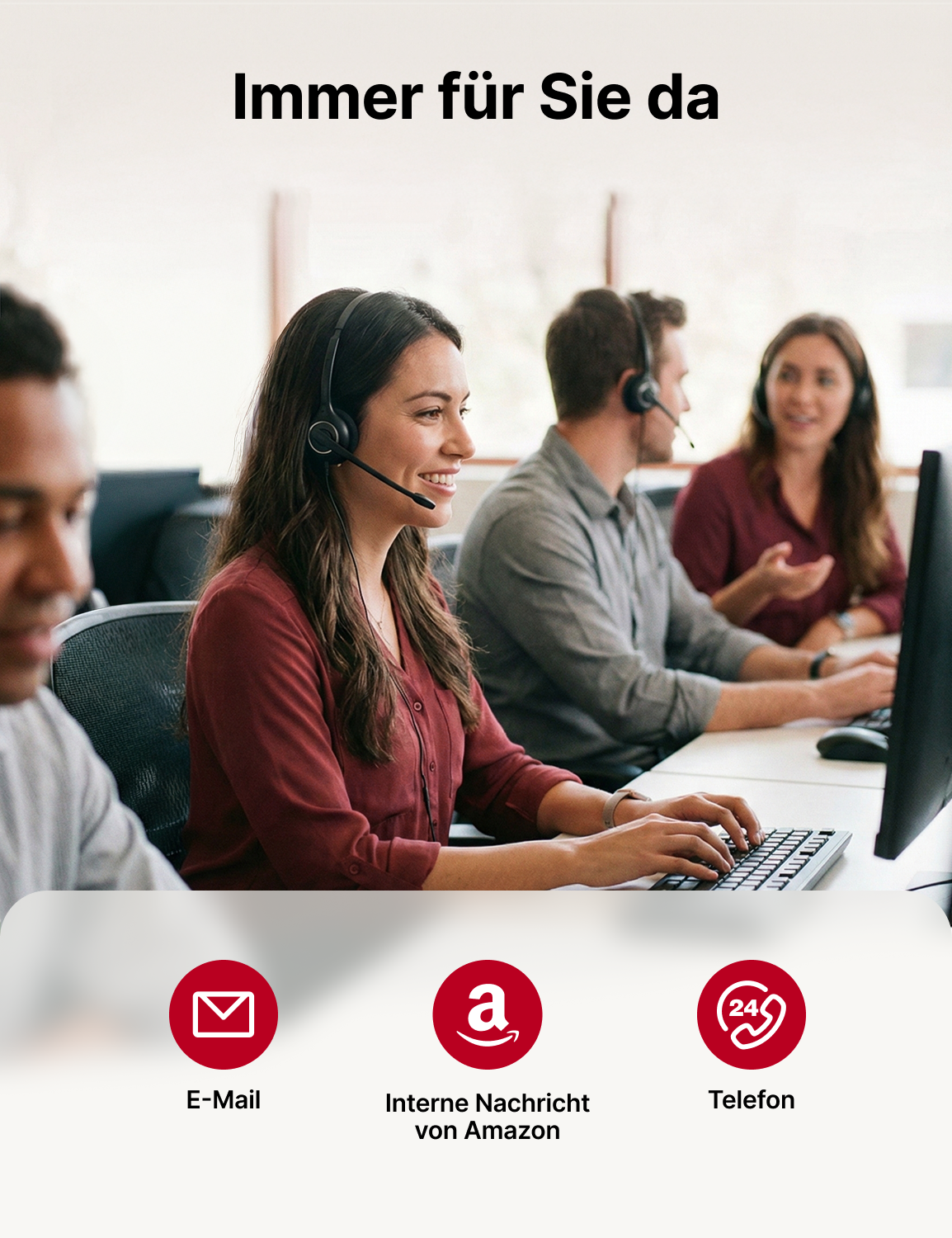 Vier Personen mit Kopfhörern sitzen vor einem Computer, auf dem die Begriffe E-Mail, interne Nachricht  von Amazon und Telefon angezeigt werden.