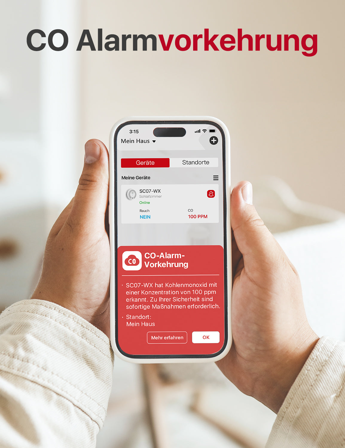Zwei Hände halten ein Smartphone; auf dem Bildschirm erscheint eine Push-Benachrichtigung, dass der CO-Wert den zulässigen Grenzwert überschritten hat.