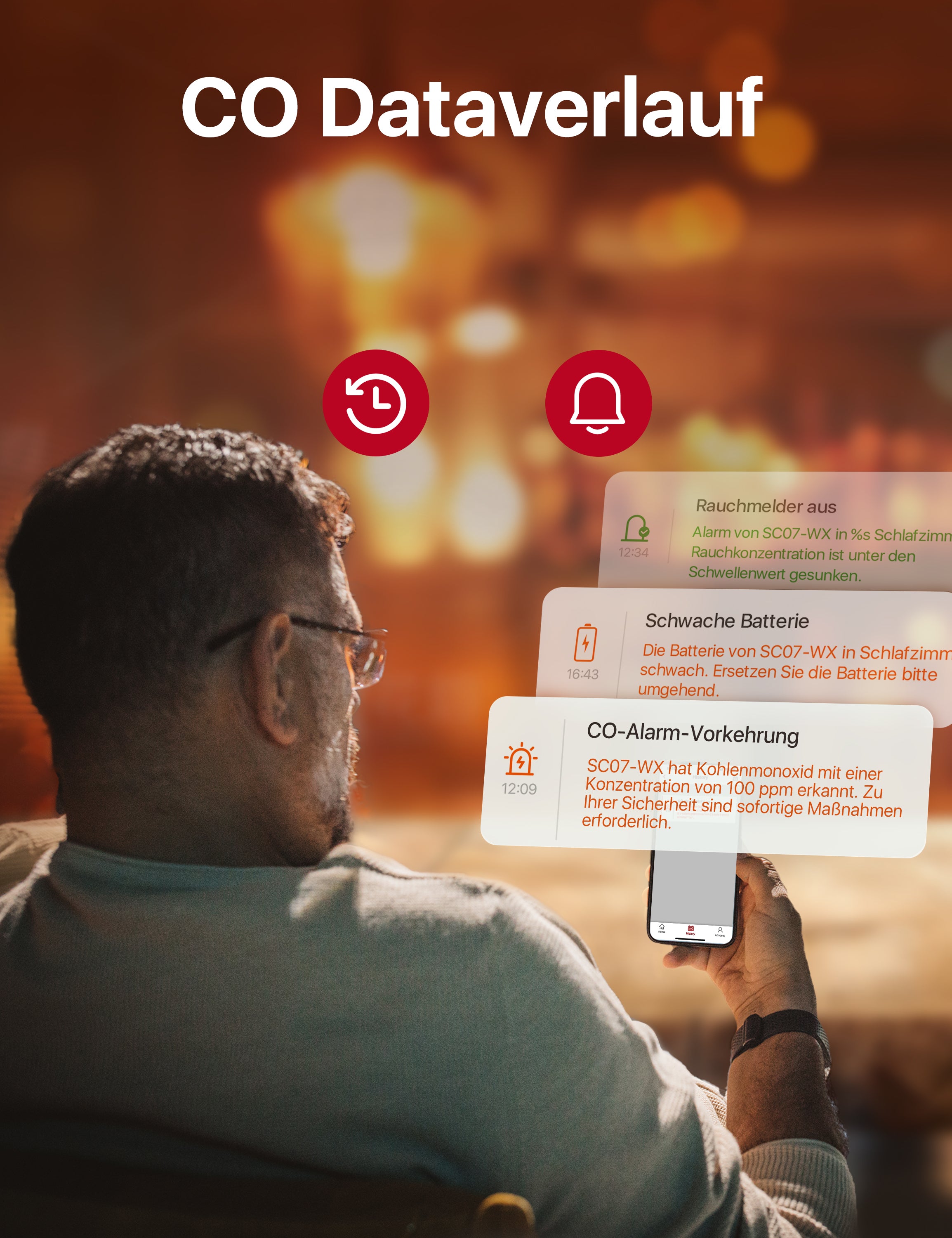 Eine Person liest eine Push-Benachrichtigung der Home Security App auf ihrem Smartphone.