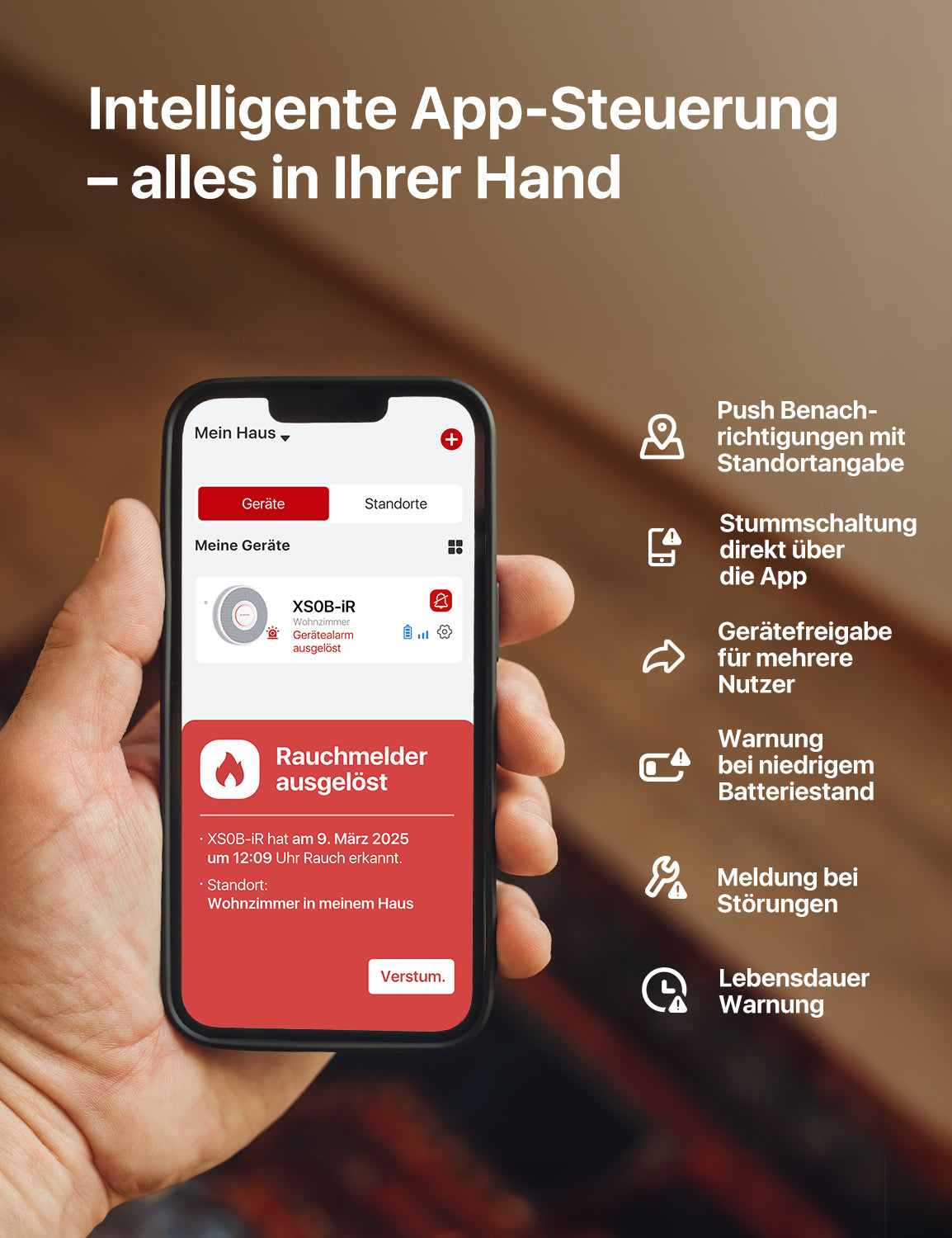 Eine Person hält ein Smartphone in der Hand und sieht in der Home Security App einen ausgelösten Alarm des XS0B-iR Rauchmelders.