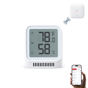 Ein X-SENSE STH0A Thermometer und Hygrometer, eine SBS50 Basisstation und ein Mobiltelefon mit aktivierter Home Security App.