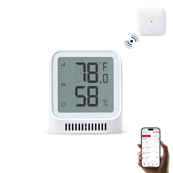 Ein X-SENSE STH0A Thermometer und Hygrometer, eine SBS50 Basisstation und ein Mobiltelefon mit aktivierter Home Security App.
